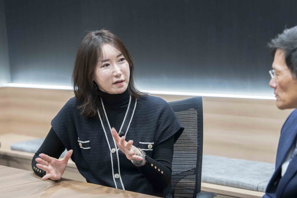 フラームジャパンのインタビュー記事に掲載されているサンファーマ株式会社 代表取締役社長 小川 省一郎の写真