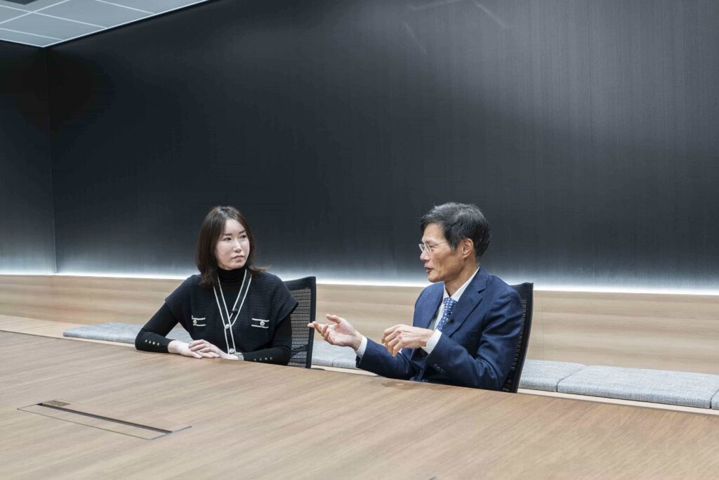 フラームジャパンのインタビュー記事に掲載されているサンファーマ株式会社 代表取締役社長 小川 省一郎の写真