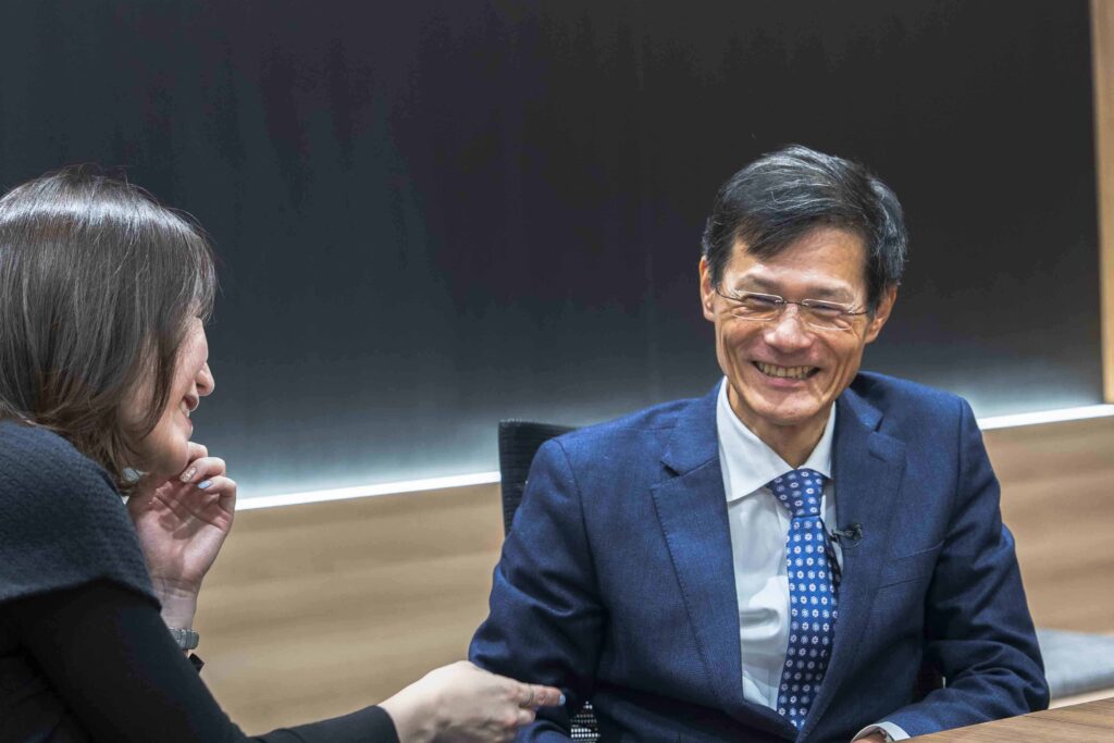 フラームジャパンのインタビュー記事に掲載されているサンファーマ株式会社 代表取締役社長 小川 省一郎の写真