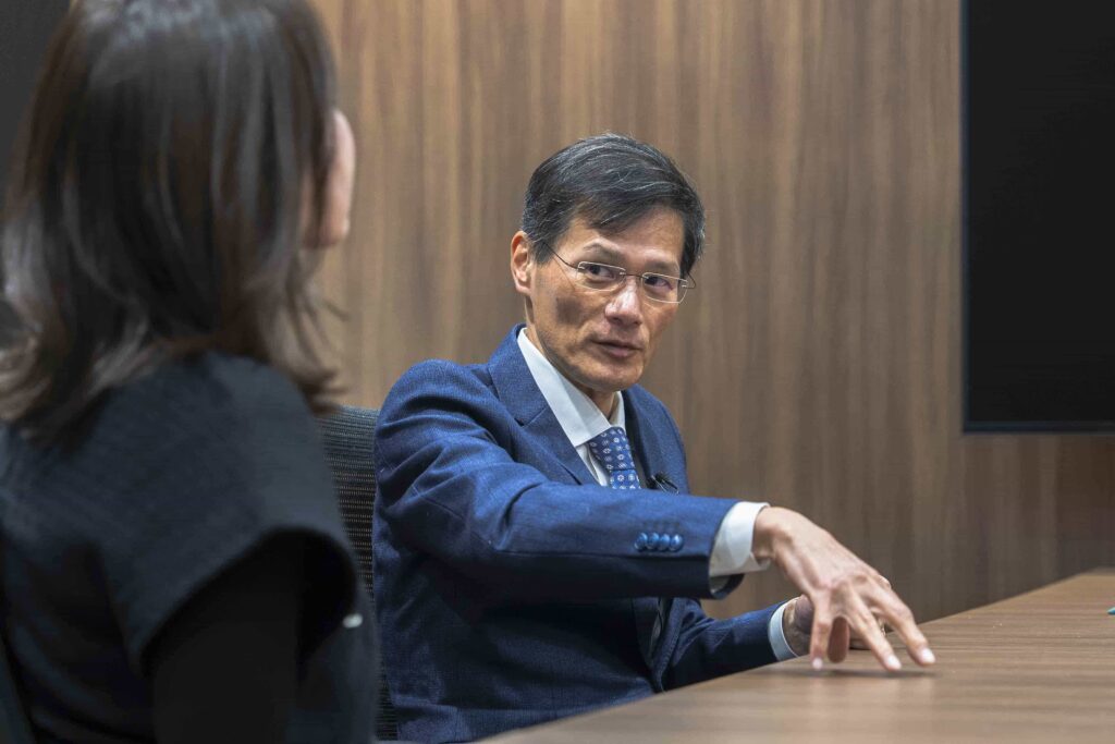 フラームジャパンのインタビュー記事に掲載されているサンファーマ株式会社 代表取締役社長 小川 省一郎の写真