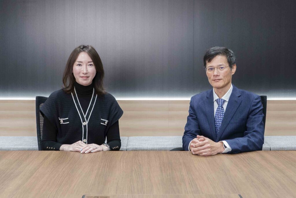 フラームジャパンのインタビュー記事に掲載されているサンファーマ株式会社 代表取締役社長 小川 省一郎の写真